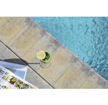 Terasa s betónovou dlažbou a výhľadom na bazén