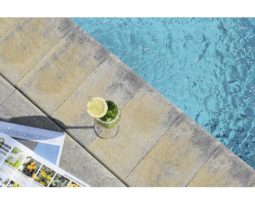 Terasa s betónovou dlažbou a výhľadom na bazén