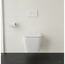 Závesné WC s ovládacím panelom a držiakom toaletného papiera v kúpeľni