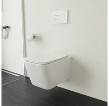 Závesné WC s držiakom toaletného papiera a ovládacím panelom v kúpeľni.