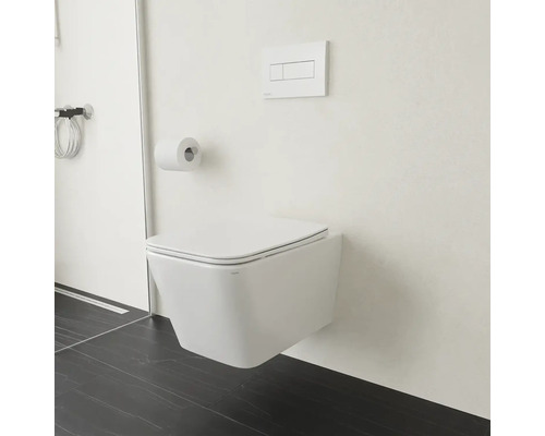 Závesné WC s držiakom toaletného papiera a ovládacím panelom v kúpeľni.