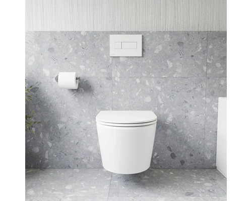 Moderná kúpeľňa so závesným WC, ovládacím panelom a držiakom toaletného papiera