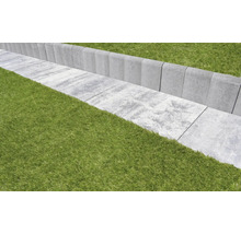 Záhradný chodník s trávnikom a obrubníkmi