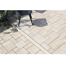 Dlažobné kocky položené na terase so stoličkou a rastlinou