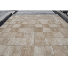 Betónové dlažobné kocky položené pre vonkajšie použitie