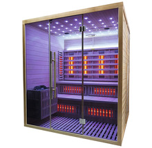 Vnútorný pohľad na infračervenú saunu s drevenými lavicami a sklenenou prednou stenou