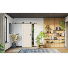 Interiér s posuvnými dverami, knižnicou a dekoráciami pre štýlové bývanie.