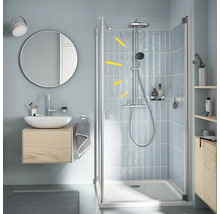 Moderná kúpeľňa so sprchou, umývadlom a zrkadlom pre svetlé a usporiadané prostredie.