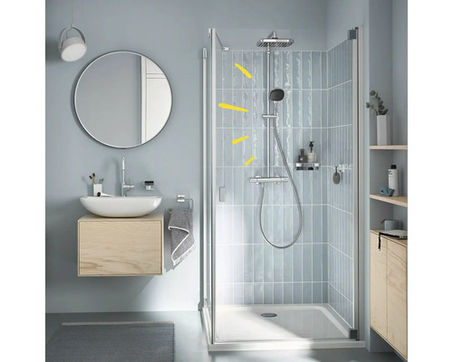 Moderná kúpeľňa so sprchou, umývadlom a zrkadlom pre svetlé a usporiadané prostredie.