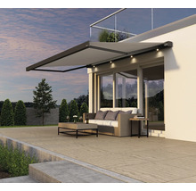 Terasa s výsuvnou markízou, pohovkou a stolom