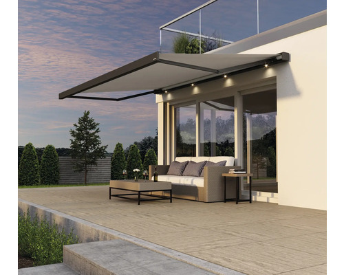 Terasa s výsuvnou markízou, pohovkou a stolom