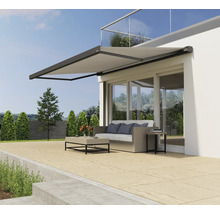 Terasa s markízou, sedením a skleneným zábradlím