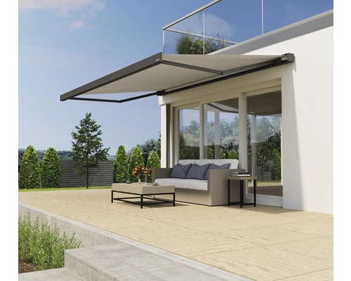 Terasa s markízou, sedením a skleneným zábradlím