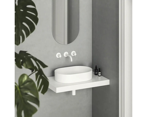 Moderné kúpeľňové umývadlo so zrkadlom a batériou