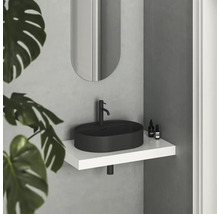 Kúpeľňové umývadlo s batériou, zrkadlom a dekoráciou na bielej polici