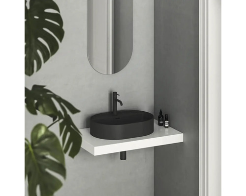 Kúpeľňové umývadlo s batériou, zrkadlom a dekoráciou na bielej polici