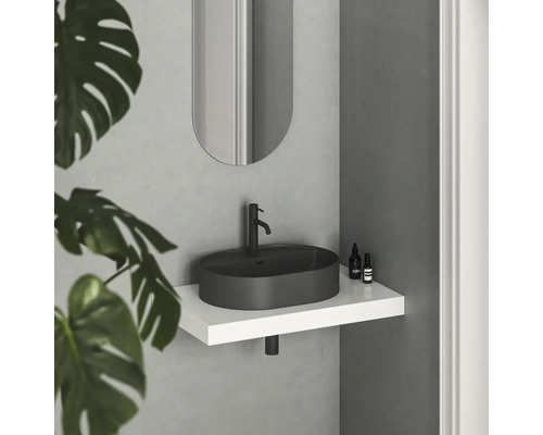 Moderná kúpeľňa s umývadlom, batériou a zrkadlom