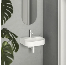 Moderná kúpeľňa s umývadlom, batériou a zrkadlom