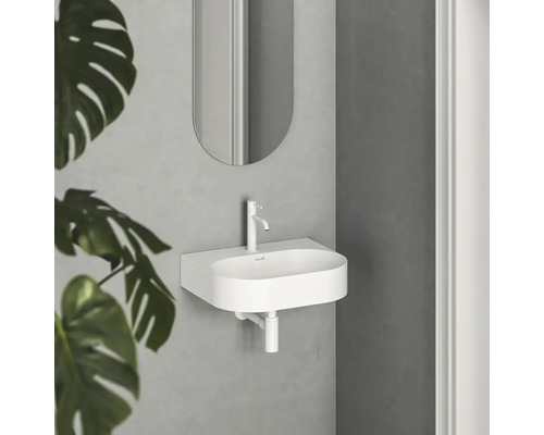 Moderná kúpeľňa s umývadlom, batériou a zrkadlom