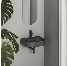 Nástenné umývadlo s batériou a zrkadlom v kúpeľni