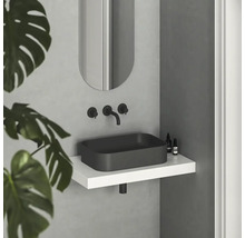 Moderný dizajn kúpeľne s obdĺžnikovým umývadlom, batériami a zrkadlom