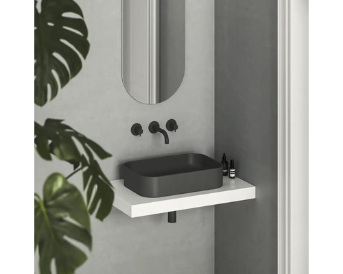 Moderný dizajn kúpeľne s obdĺžnikovým umývadlom, batériami a zrkadlom