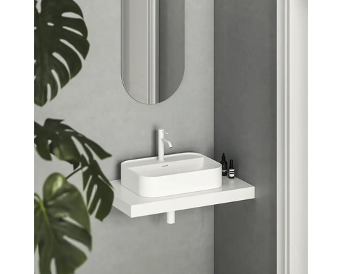 Moderné kúpeľňové umývadlo s batériou, zrkadlom a poličkou