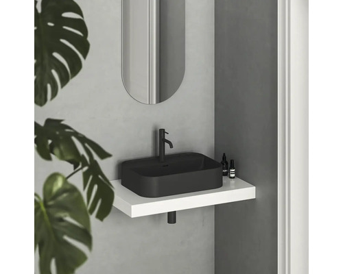 Moderná kúpeľňa s umývadlom na dosku v čiernej farbe, biela konzola a zrkadlo