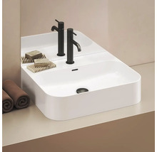 Moderné umývadlo s batériami, mydlom a uterákmi v kúpeľni.