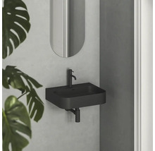 Nástenné umývadlo s batériou a zrkadlom v kúpeľni