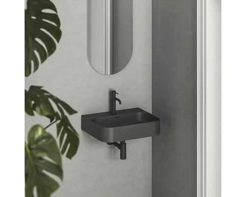 Moderná kúpeľňa s čiernym umývadlom a zrkadlom