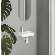 Malý umývadlový priestor s bielym umývadlom, batériou a zrkadlom