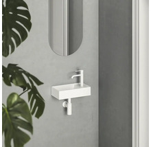 Malý priestor s umývadlom s obdĺžnikovým umývadlom, batériou a zrkadlom