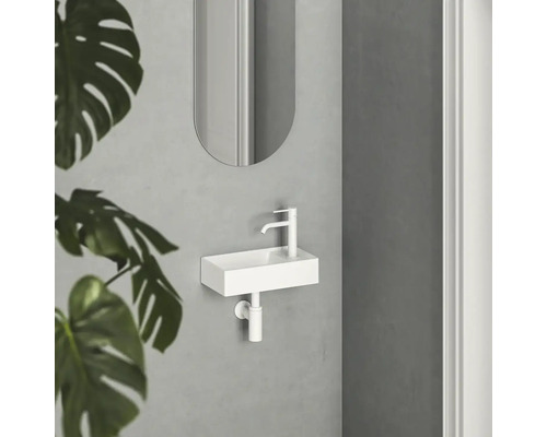 Malý priestor s umývadlom s obdĺžnikovým umývadlom, batériou a zrkadlom