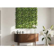 Dekoratívna stena s umelými rastlinami nad drevenou skrinkou v obývacej izbe