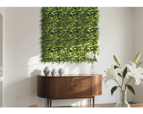 Dekoratívna stena s umelými rastlinami nad drevenou skrinkou v obývacej izbe