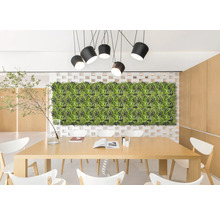 Dekoratívna izba s umelou rastlinnou stenou, jedálenským stolom a závesnými svietidlami