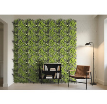 Svetlá obývacia izba so stenou z rastlín, regálom na knihy, kreslom a stojacou lampou