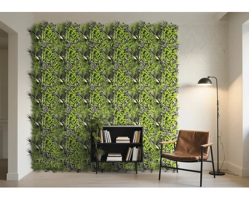 Svetlá obývacia izba so stenou z rastlín, regálom na knihy, kreslom a stojacou lampou