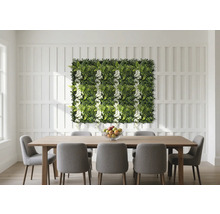 Jedáleň s jedálenským stolom, stoličkami a stenou z rastlín