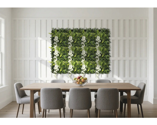Jedáleň s jedálenským stolom, stoličkami a stenou z rastlín