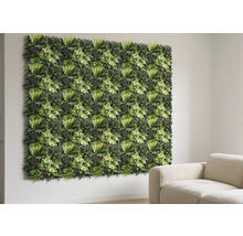 Stena so zelenými rastlinnými panelmi a dekorácie vedľa béžovej pohovky