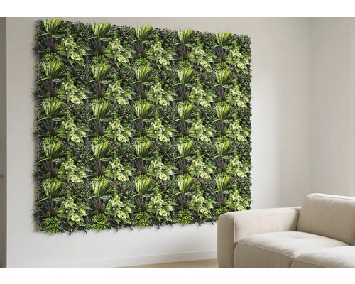 Stena so zelenými rastlinnými panelmi a dekorácie vedľa béžovej pohovky