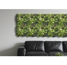 Nástenný panel s umelými rastlinami ako dekorácia nad pohovkou