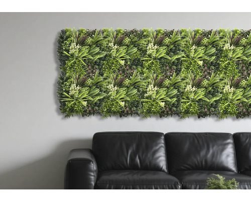 Nástenný panel s umelými rastlinami ako dekorácia nad pohovkou