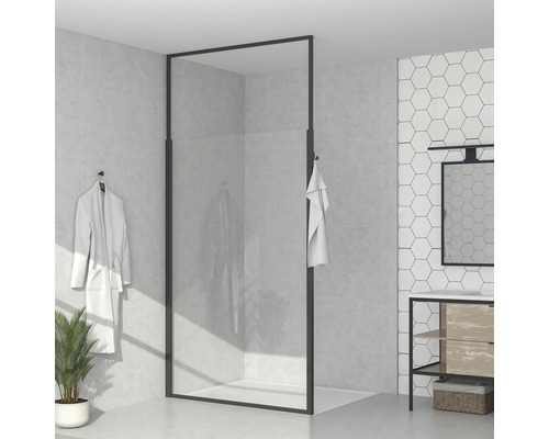 Moderná kúpeľňa s bezbariérovým sprchovacím kútom, umývadlom a uterákom