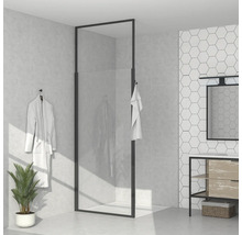 Moderná kúpeľňa s bezbariérovým sprchovacím kútom, umývadlom a dekoratívnymi prvkami pre štýlové prostredie.