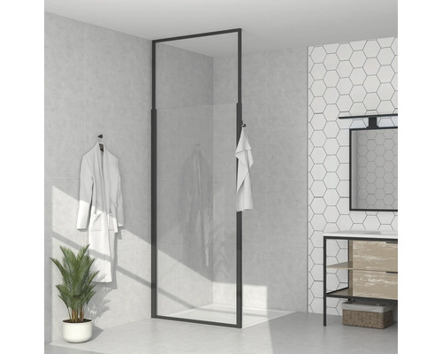 Moderná kúpeľňa s bezbariérovým sprchovacím kútom, umývadlom a dekoratívnymi prvkami pre štýlové prostredie.