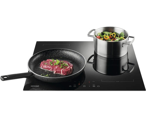 Indukčná varná doska so steakom na panvici a hrncom zeleniny