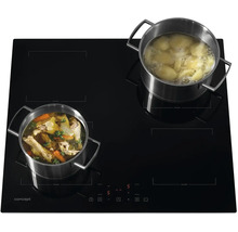 Čierna indukčná varná doska s dvoma hrncami s jedlom.